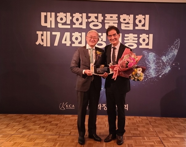 지난 2015년부터 올해 2월 21일까지 화장품협회 상근부회장으로 근무했던 이명규 전 상근부회장<사진 오른쪽>에게 공로패를 수여한 서경배 회장<사진 왼쪽>이 기념촬영을 했다. 
