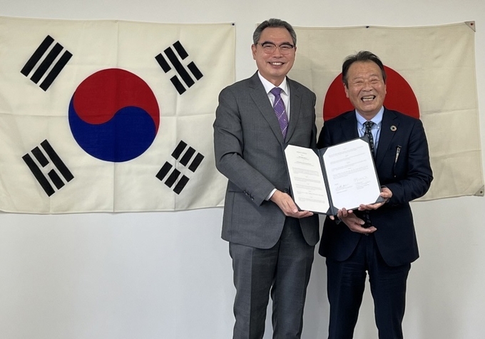 윤주택 IBITA 회장<사진 왼쪽>과 야마사키 JCC 회장이 양측의 긴밀한 협력체제 구축과 운용에 대한 협약을 체결하고 취재진을 향해 포즈를 취했다.