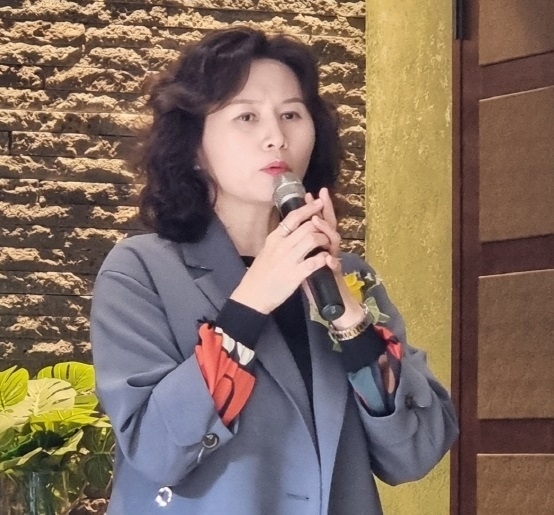 김미진 제 5대 제주화장품기업협회장이 취임사를 하고 있다. 