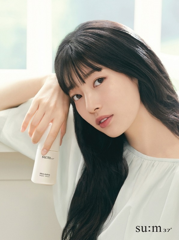 숨37º 새 간판으로 활동하는 가수 겸 배우 수지. 