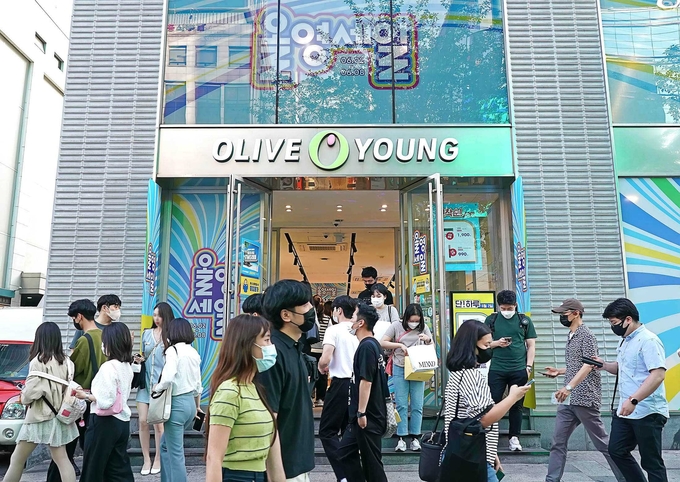 올리브영 강남타운 매장 앞이 쇼핑객으로 북적이는 모습.