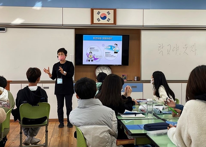LG생홀건강이 펼치고 있는 학교폭력 예방 교육 프로그램 '학교야 웃자!' 현장 교육 장면. 