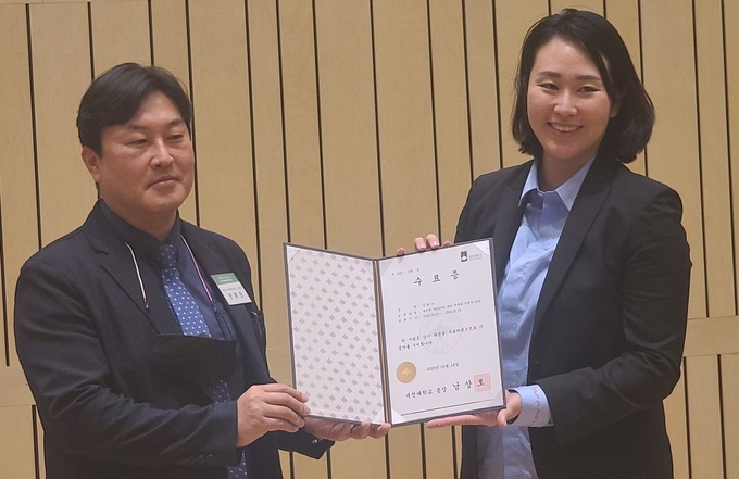 대전대학교 한종민 DC한방바이오ICC센터장<사진 왼쪽>이 수료생 김리나 (주)코이코 팀장에게 수료증을 전달하고 있다.