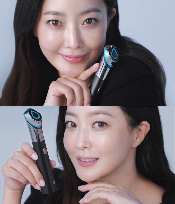 에이피알이 김희선과 촬영한 메디큐브 에이지알 부스터힐러 이미지. 