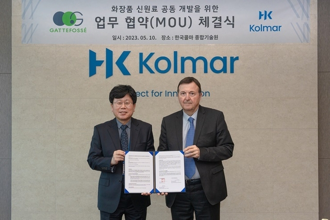 한국콜마가 프랑스 가테포셰와 손잡고 항노화 화장품 개발에 박차를 가한다. 사진 왼쪽이 한국콜마 문병석 기술연구원장, 오른쪽은 가테포셰 제롬 델라노이 그룹장.