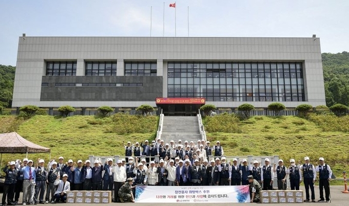 LG생활건강이 사단법인 ‘희망을 나누는 사람들’과 함께 지난 19일 해병대 제2사단(경기도 김포)에서 6·25전쟁 참전용사들에게 ‘사랑의 희망박스’ 400개를 지원했다.