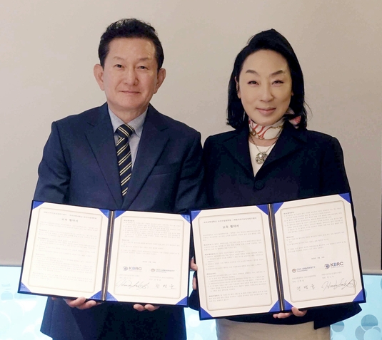 (왼쪽부터) 전병율 차의과대 보건산업대학원장, 한도숙 한국바이오임상연구센터 대표.