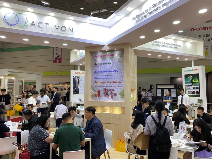 신제품을 포함, 최신 트렌드를 반영한 다양한 제품으로 고객사와의 상담을 펼치고 있는 (주)엑티브온 부스 전경.