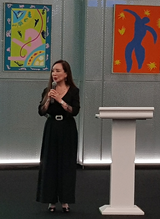 28일 VIP 초청 오프닝 행사에서 인사말을 하는 김민경 작가.