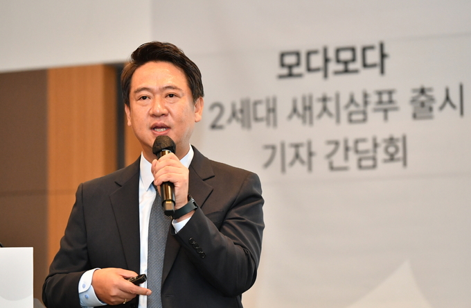 배형진 모다모다 대표가 ‘제로 그레이 블랙 샴푸’ 기자 간담회에서 발표하는 모습. 