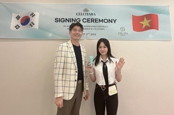 CELLTIARA 브랜드와의 체결식을 마치고 기념 촬영을 위해 포즈를 취했다. 