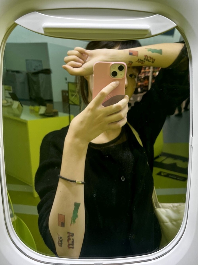 임프린투로 자신 만의 개성을 살린 타투를 경험하고 있는 팝업스토어 방문객.