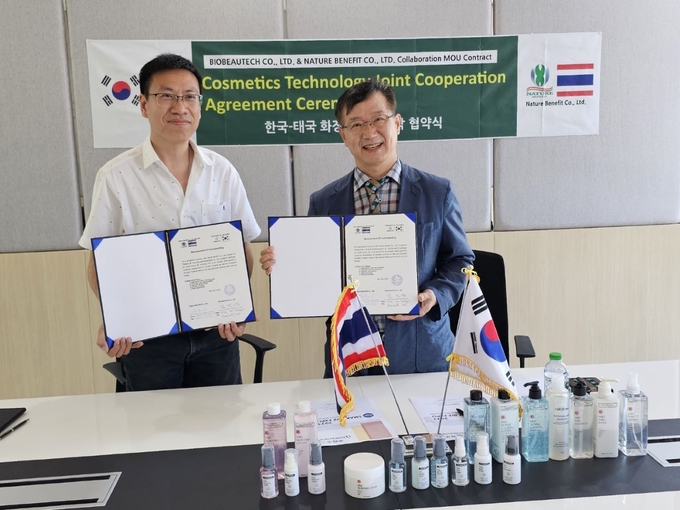김인영 (주)바이오뷰텍 대표가<사진 오른쪽> 태국 네이처 베네피트사와 완제품과 원료·소재 협력생산에 대한 MOU를 체결하고 기념촬영을 위해 포즈를 취했다.