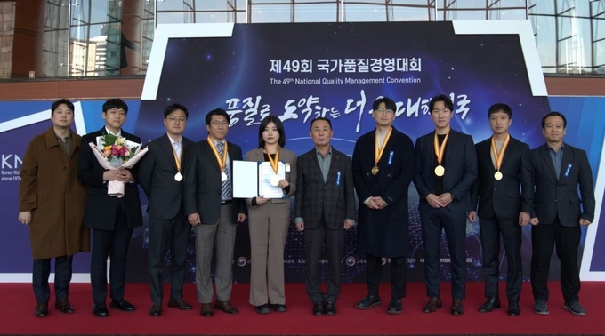 코스메카코리아가 제 49회 국가품질경영대회 시상식에서 전국품질분임조경진대회-중견기업 스마트팩토리 부문 대통령상(금상)을 수상했다. 이번 수상은 4년 연속이다.
