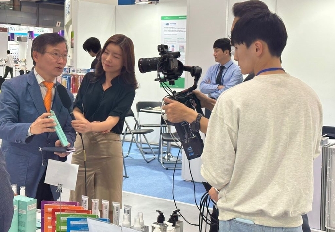 김인영 대표<사진 맨 왼쪽>가 부스를 방문한 기업홍보팀을 대상으로 회사와 제품에 대해 소개하고 있다. 