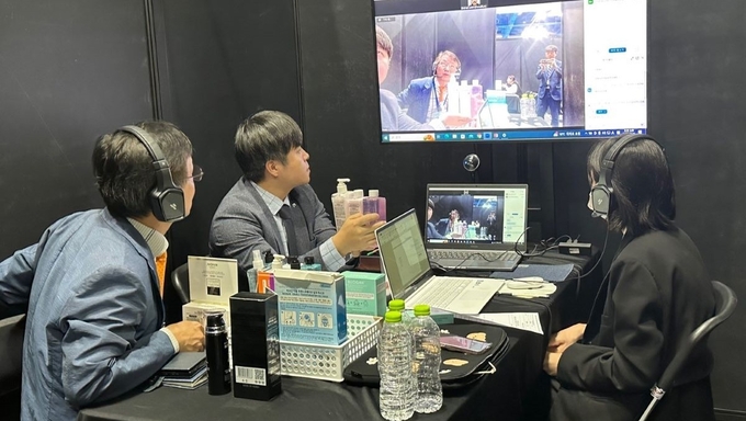 사전 매칭을 통해 해외의 주요 바이어들과 실시간 줌 화상 미팅을 진행, 시장 개척을 위한 활발한 움직임을 전개했다. 사진 맨 왼쪽이 김인영 대표.