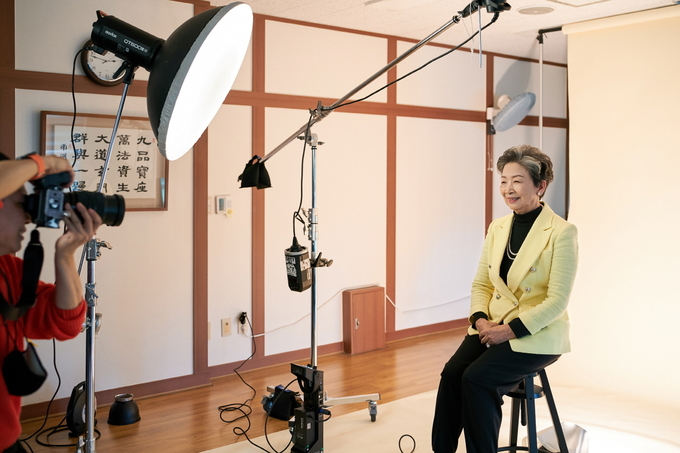 로레알코리아가 25일 서울 송파복지센터에서 어르신 대상 사진촬영 봉사를 진행했다.