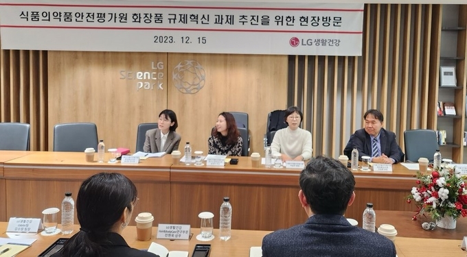 식약처 박윤주 식품의약품안전평가원장<사진 정면 오른쪽에서 두 번째>·김달환 화장품심사과장<사진 정면 맨 오른쪽> 등 식약처 관계자들이 자동혼합기기를 활용한 염모제의 맞춤형 심사방안에 대한 현장 의견을 청취하기 위해 LG생활건강을 방문, 의견을 수렴했다.