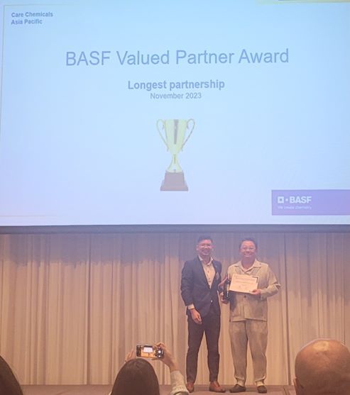 화장품 소재·원료 의약품 전문기업 대봉엘에스가 30년 신뢰를 기반으로 ‘BASF Valued Partner Award-Longest Partnership’을 수상했다. 사진 오른쪽이 박진오 대봉엘에스 대표.