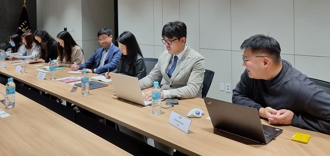  글로벌 규제 컨설팅기업 리이치24H그룹 본사 임원·실무진이 방한, 현재 진행하고 있는 중국 정부의 화장품을 포함한 법·제도 부문의 규제강화에 대한 견해를 밝히는 기자 간담회를 지난 12일 무역회관 51층 접견실에서 가졌다.