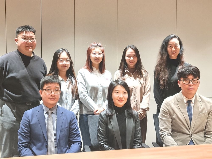 리이치24H그룹 본사 임원·실무진이 기자 간담회를 마치고 기념촬영을 했다. 사진 아랫줄 왼쪽부터 쉬진팅(徐金亭) 화학품사업부문 총괄·리팅팅(李婷婷) 총괄 전무·손성민 리이치24시코리아 대표·윗줄 왼쪽부터 지앙루카스(江河) 법규기술 컨설턴트<한 사람 건너>·딩니콜(丁寧) 화장품 마케팅·영업팀장·양크리스탈(楊晶) 소비재(화장품) 영업 총괄··리우알리슨(劉欣桐) 화학품 영업 총괄.