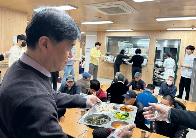 중촌사회복지관을 방문한 (주)스킨메드 임직원들은 직접 어르신 급식 봉사에 참여해 이웃사랑을 몸소 실천했다. 