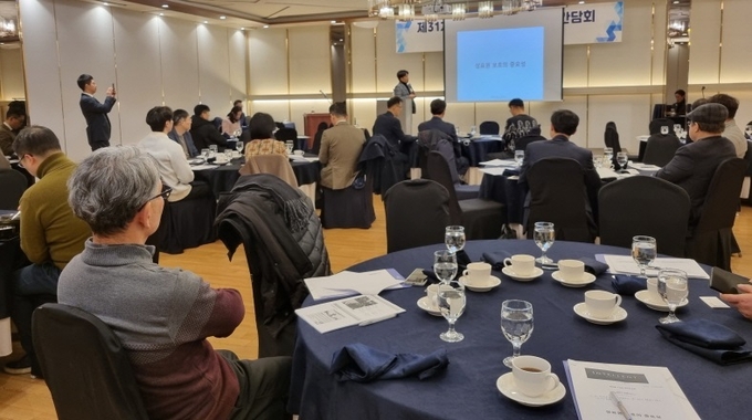 대한화장품협회는 오늘(20일) 더리버사이트호텔 루비홀에서 인텔런트 특허법률사무소 유성원 대표 변리사를 초빙, ‘화장품 분야 지식재산권 보호의 중요성과 대응 전략’을 주제로 제 31차 중소기업 CEO 조찬간담회를 가졌다.