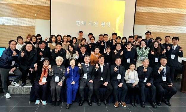 나노팜이 21일 서울 장안동 더리센츠호텔 로즈마리홀에서 임직원 50여명을 초청해 ‘2023 송년회’를 열었다.