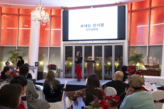 대한민국감성색채디자인협회가 21일 서울 세빛섬 플로팅아일랜드에서 ‘2023년 연말 시상식’을 열었다. 인사말을 하고 있는 김민경 회장. 
