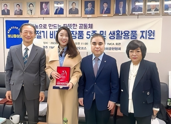 (왼쪽부터) 이상덕 K-뷰티사회공헌협회 고문, 이미희, K-바이오코스 대표, 차현승 K-뷰티 사회공헌협회 회장, 이은숙 경주YMCA 사무총장.