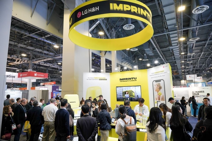 CES 2024가 열리고 있는 라스베이거스 베네시안 엑스포 지구 라이프스타일 구역의 LG생활건강 임프린투 부스 전경.