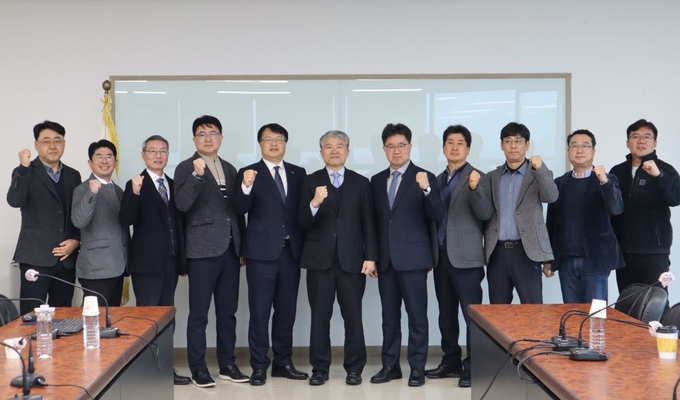 제주테크노파크가 최근 조직 개편을 통해 신설한 2개 특화사업본부장을 임명하고 새로운 체제로 가동을 시작했다. 정용환 청정바이오사업본부장<사진 왼쪽에서 다섯 번째>과 장대교 미래융합사업본부장<사진 오른쪽에서 다섯 번째>의 임명식을 마치고 각 부서 책임자들이 기념촬영에 임했다.