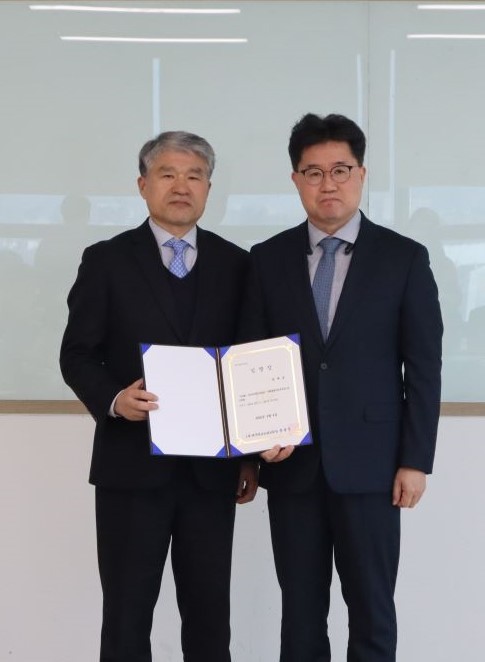 장대교 미래융합사업본부장<사진 오른쪽>과 문용석 제주테크노파크 원장의 기념촬영. 