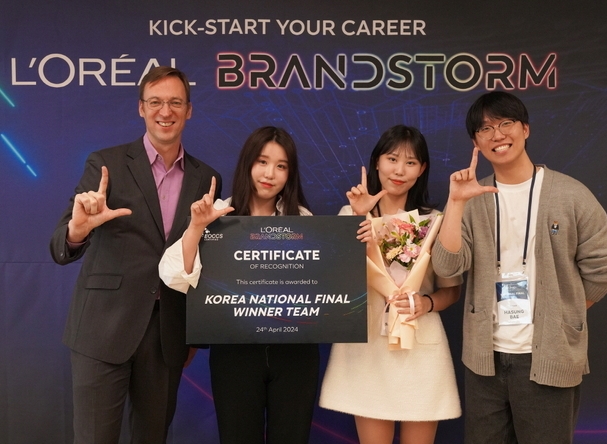 ‘2024 로레알 브랜드스톰’ 국내 결선에서 우승한 비리얼팀. (왼쪽부터) 사무엘 뒤 리테일 로레알코리아 대표, 김나영(겐트대 글로벌캠퍼스 분자생명공학과), 신승현(한국뉴욕주립대 기술경영학과), 배하성(겐트대 글로벌 캠퍼스 분자생명공학과).