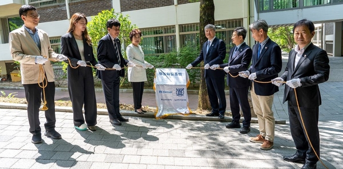 서울대학교 인문대학 무궁화길 조성 제막식에서 김성애 여사<왼쪽에서 네번째>와 콜마홀딩스 문병석 기술연구원장<왼쪽에서 세번째>이 기념촬영을 하고 있다.