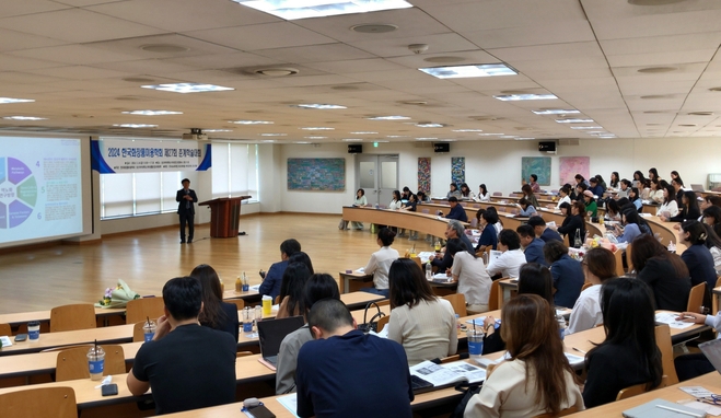 한국화장품미용학회가 24일 서울 성신여대 운정그린캠퍼스 C동 311호에서 ‘2024 제27회 학술대회’를 개최했다.