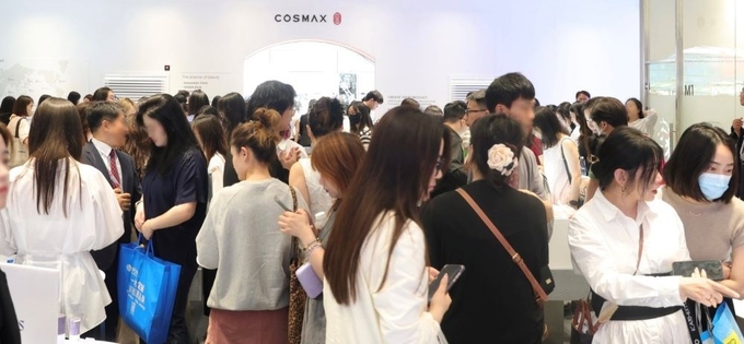 중국 상하이뷰티박람회에 참가한 코스맥스 부스 내부가 관람객의 방문으로 가득 찼다.