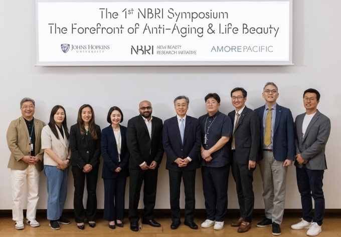 아모레퍼시픽이 ‘NBRI 심포지엄’을 열고 미국 존스홉킨스 의과대학과 함께 진행한 피부 노화 연구에 대한 성과를 발표하고 공유했다. 심포지엄을 마치고 주요 참석자들이 기념촬영했다.