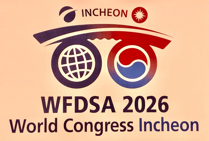'2026년 제18차 직접판매세계대회 로고 공모전' 최종 수상작. 대한민국과 세계가 하나가 되어 뻗어나가는 모습을 나타냈다. 이번 공모전에는 160명이 대회 로고 작품을 출품했다. 
