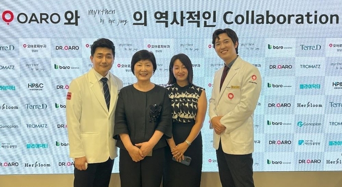 지난달 20일 열린 청담점 개원식에서 박지호 오아로피부과 청담점 대표 원장·김홍숙 (주)에이치피앤씨 대표·이주혜 이사·김창현 대표 원장<사진 왼쪽부터>이 기념 촬영을 위해 포즈를 취했다.
