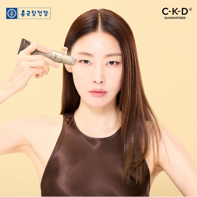 종근당건강 CKD가 3세대 레티날 성분을 5배 강화한 기능성 괄사 아이크림 ‘씨케이디 레티날 5X 괄사 아이크림’을 신세계홈쇼핑채널을 통해 론칭했다.