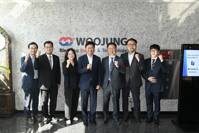 조용익 부천시장<사진 왼쪽에서 네 번째>가 최동필 (주)우정테크<사진 오른쪽에서 세 번째>를 포함한 주요 관계자, 임직원과 함께 기념촬영을 위해 포즈를 취했다.
