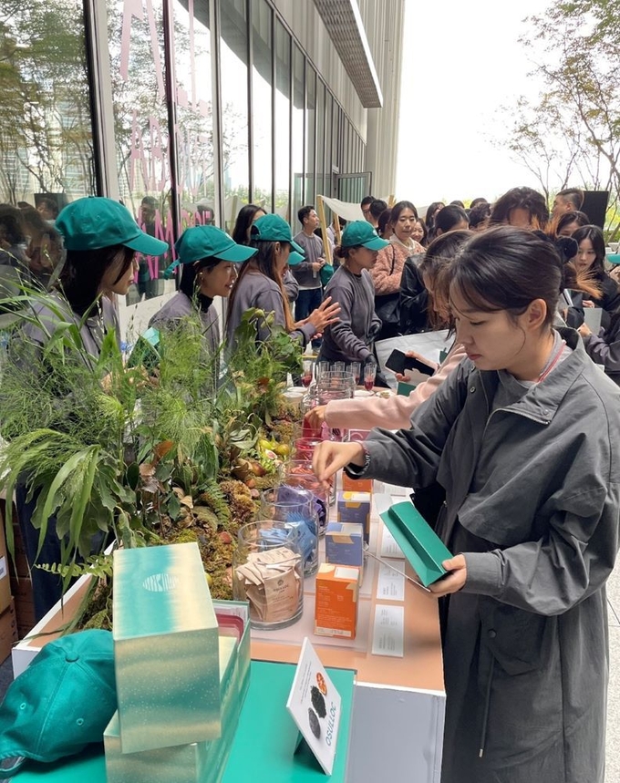 아모레퍼시픽 본사 내 아모레가든에서 아모레퍼시픽의 모든 브랜드를 한 번에 만나는 기회를 가졌다.