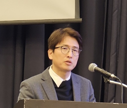 황재성 신임 대한화장품학회장이 취임 인사말을 하고 있다.
