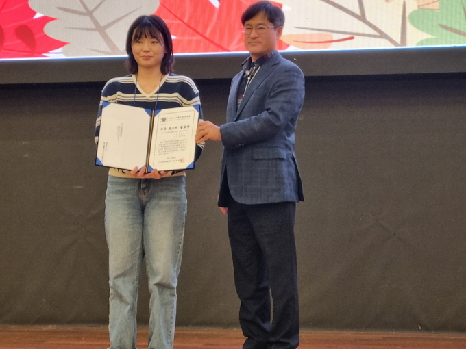 박영아 수상자<소재 부문>와 박영호 회장