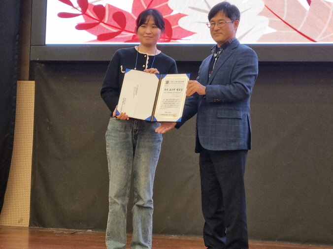 송지은 수상자<소재 부문>와 박영호 회장