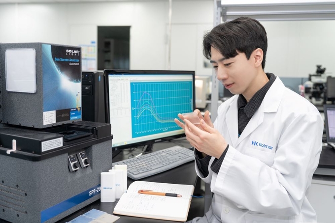 한국콜마가 최초로 무기자외선차단제와 유기자외선차단제 성분을 결합한 복합자외선차단제안정화 기술 개발에 성공, 북미 시장을 포함한 전 세계 자외선차단제 시장 공략을 강화한다. 사진은 한국콜마 UV테크이노베이션연구소 연구원의 연구활동 모습.