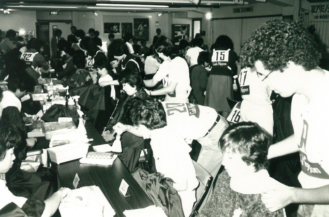 1970년대 미용대회 모습. 유동진 회장은 미용산업의 불모지를 비옥한 밭으로 일군 큰별로 평가받고 있다. 그는 고객섬김 정신과 과감한 R&D 투자를 바탕으로 한국 미용을 세계 반열에 올려놨다. 