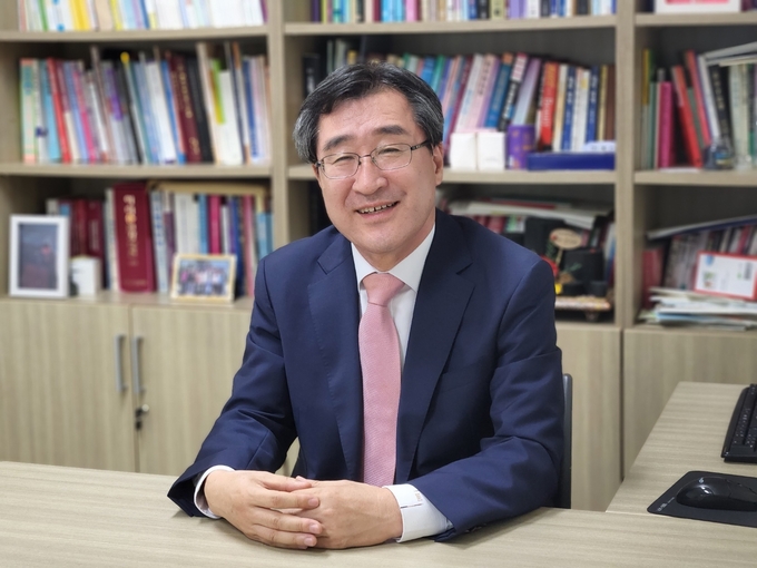 신간 ˹화장품의 정석˼을 펴낸 김주덕 성신여자대학교 뷰티산업대학원장.