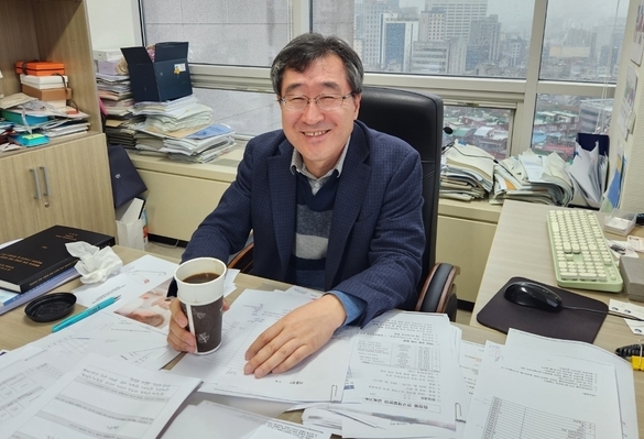 "32년 간 대학 강단에 서면서, 방송과 신문 등에 언급했던 화장품 이슈를 차곡차곡 글로 정리했습니다." 김주덕 교수는 지난해부터 성신여대 제자 김지은·김행은·곽나영 씨와 원고를 취합·검토·수정·보완해 책으로 엮었다. 